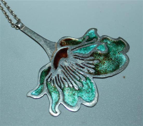 Alastair Norman Grant, an Art Nouveau style silver and enamel flower pendant on chain, Edinburgh 1976(-)